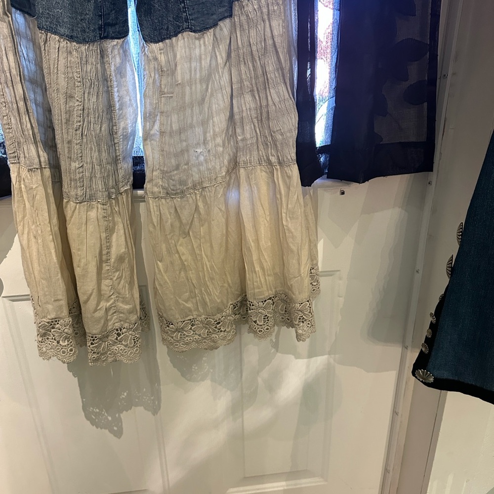 Elegant Two-Tone Lace Hem Skirt